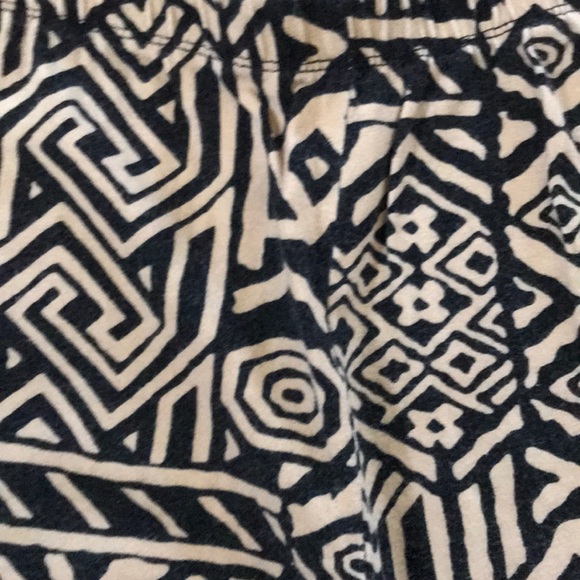 Geometric Design Leggings - Picture 3 of 4